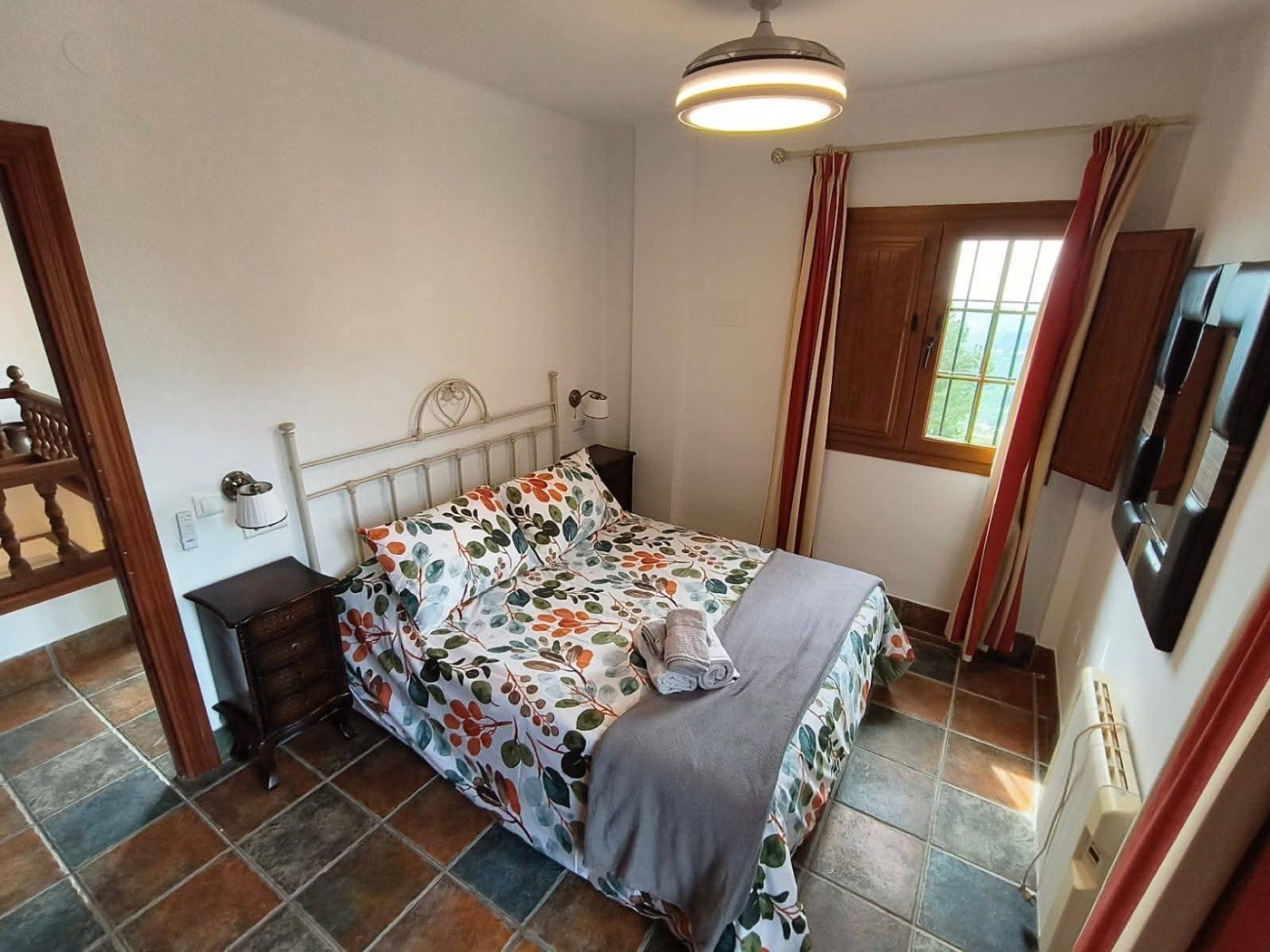 Dormitorio con ropa de cama de hojas de eucalipto