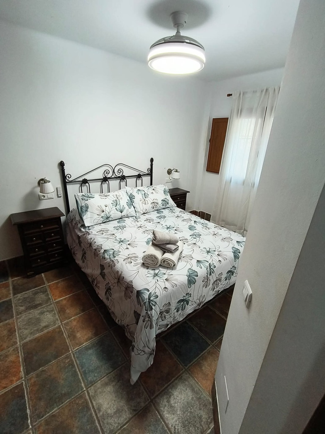 Dormitorio doble con ropa de cama floral