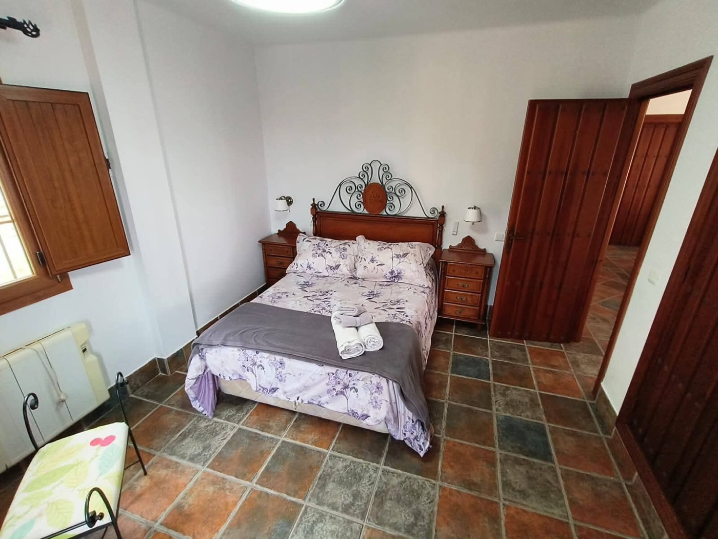 Dormitorio con ropa de cama floral en tonos lila