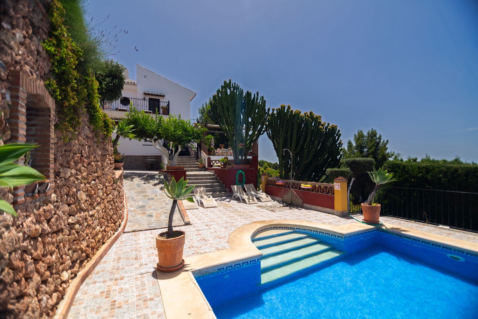 Cortijo El Niño con piscina y vistas al Mediterráneo en Frigiliana