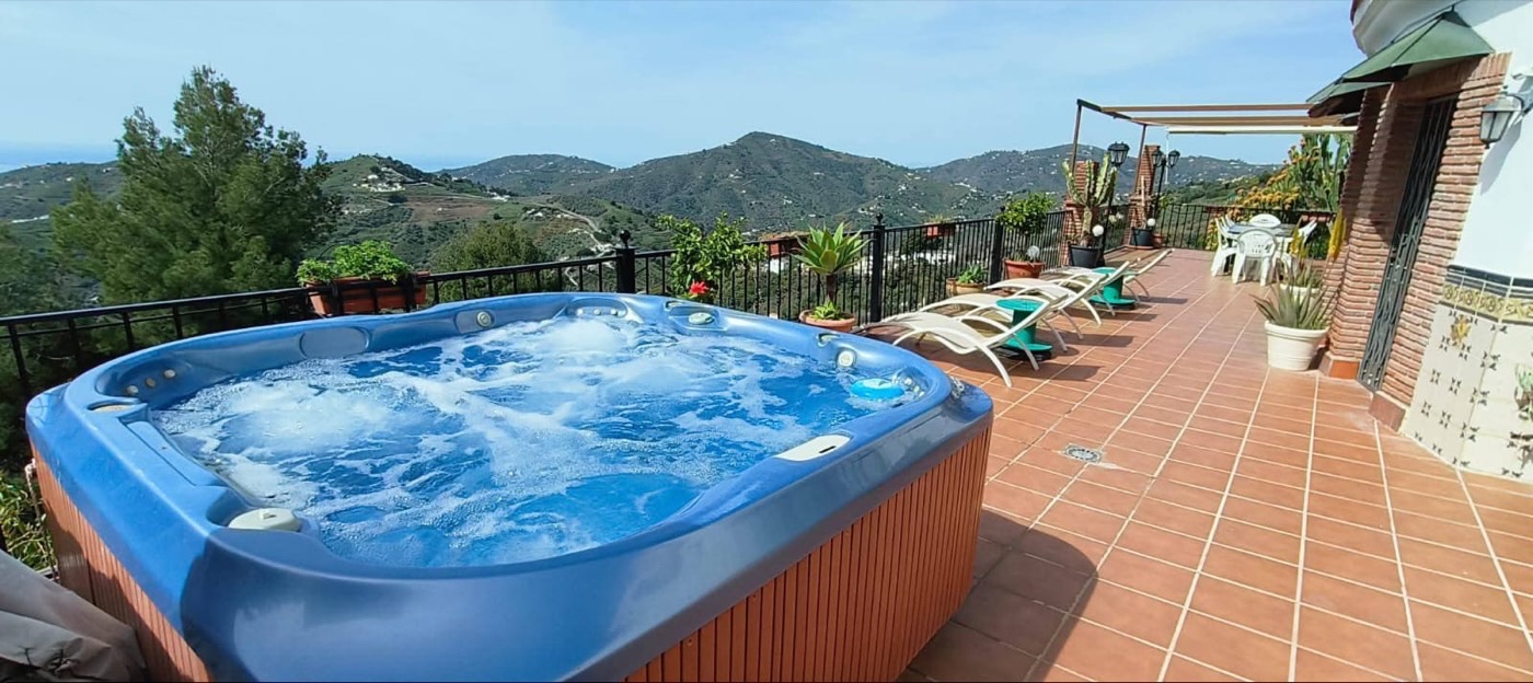 Jacuzzi en la terraza con vistas a la sierra y al mar