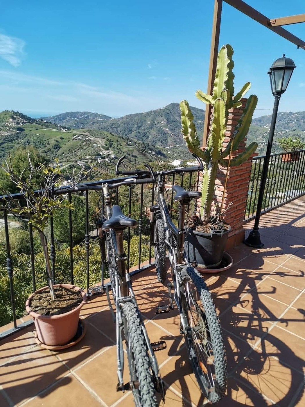 Terraza con bicicletas y vistas a la sierra